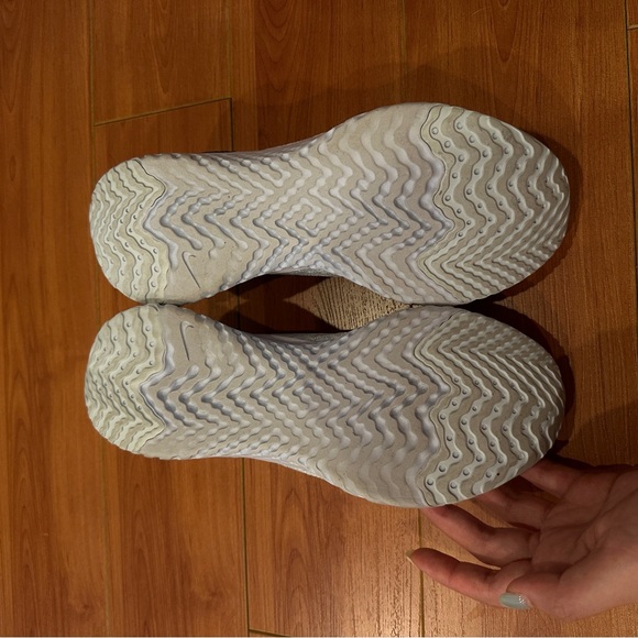 Women Nike Epic Phantom React Flyknit - Picture 2 of 9